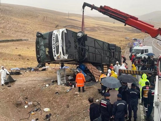 土耳其发生车辆侧翻事故 已造成7死40伤