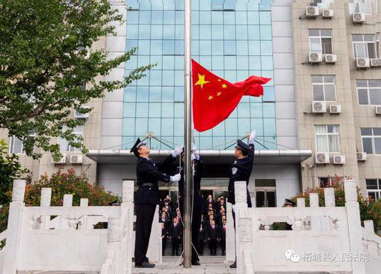 上班第一天<em> 柘城县</em>法院举行升国旗仪式