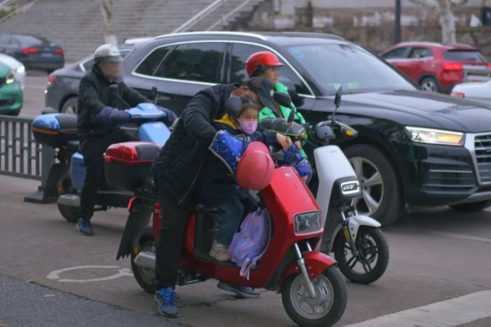 引以为戒！诸暨街头，有家长骑电动车载着<em>孩子被撞</em>飞……