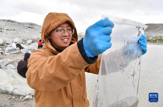 新华全媒+丨我国科考人员首次对卓奥友峰区域冰前湖进行监测