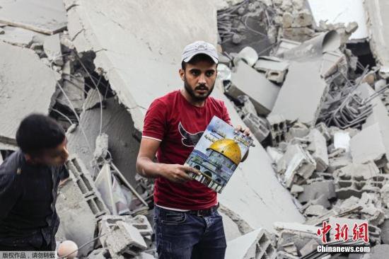 <em>房屋成</em>废墟 加沙地带民众断壁残垣中搜寻物品