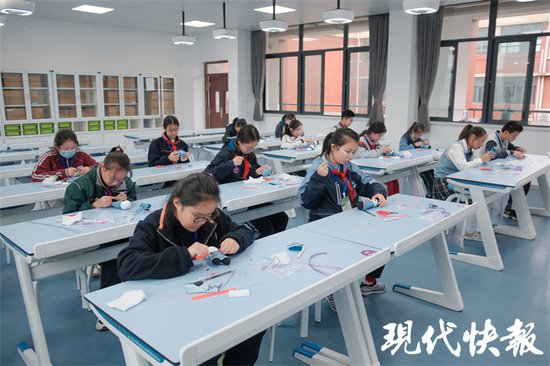 穿系鞋带、剥毛豆、编手链……南京中小学生比拼劳动技能