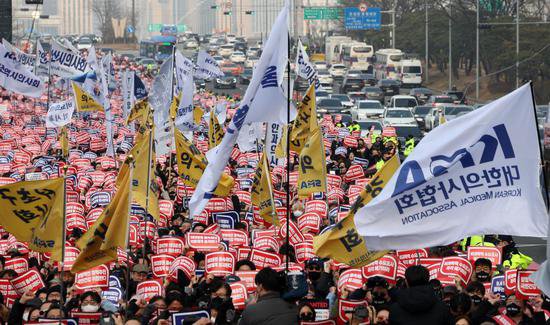 解局 | 医政对峙两个月，韩国总统为什么突然<em>道歉</em>了？