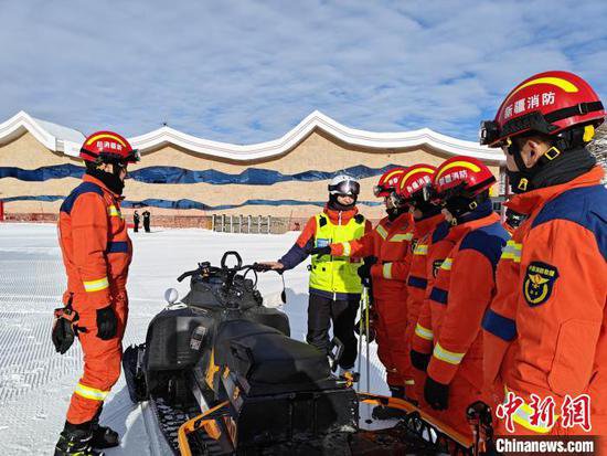 新疆阿勒泰<em>消防人员</em>联合滑雪场开展雪道救援实战演练