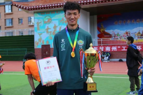 祝贺！碌曲县代表队在2024年甘南州“工会杯”八人制足球比赛中...