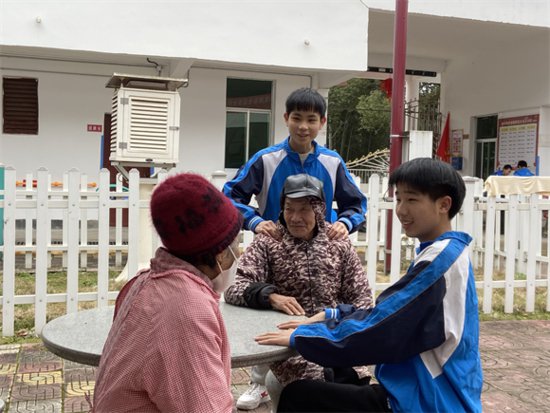兴国县良村中学开展“三月雷锋月，情暖敬老院”志愿服务活动