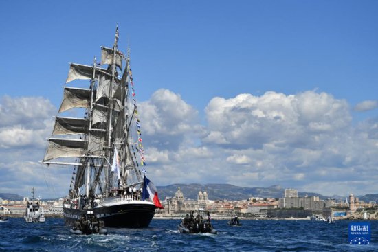 搭载巴黎<em>奥运会</em>火种的帆船抵达马赛
