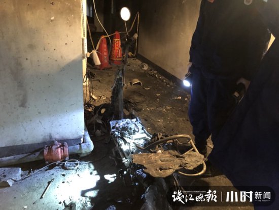 岁末警钟！3辆电动车烧成空壳，6个小伙子呛伤，杭州一小区的这...