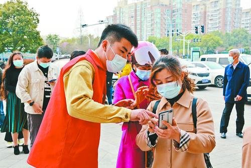 马<em>鞍山市</em>约有3000名志愿者奋战在核酸检测一线