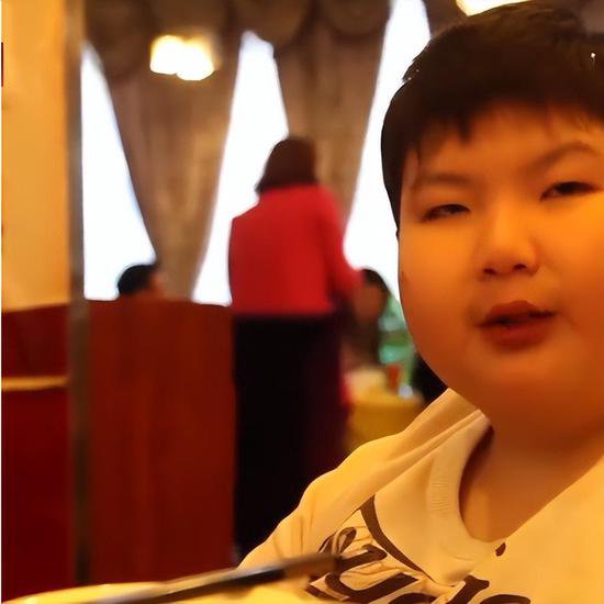 江西14岁男孩胖到300斤，一夜吃完整箱泡面，去世前仍喊着要...