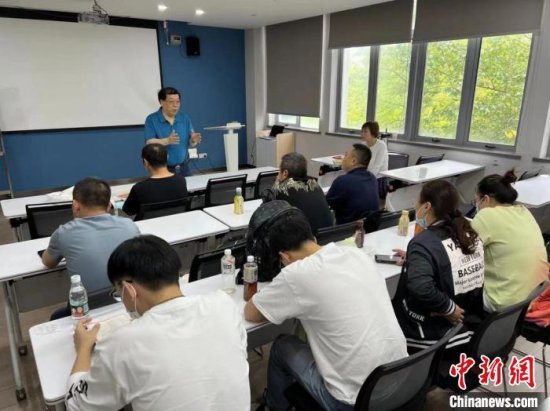 <em>成人高考</em>通过率100% 上海劳模学院首届学员“续航”学习新里程