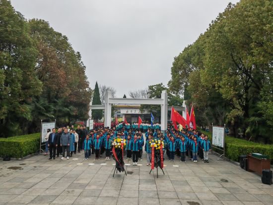 凤台尚塘镇中心学校开展清明节祭扫烈士墓活动